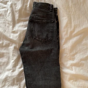 Gina jeans  - Straight jeans från Gina Tricot. Säljer pga att de blivit för små, men jeansen är i mycket fint skick. Storlek 32, 280kr