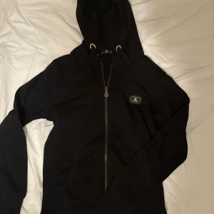 Tröja - En helt ny tröja som aldrig används vet inte varför, men som nu säljs för kan tyvärr inte komma till användningen super bra kavlite.