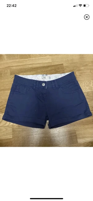 Blå shorts - Säljer dessa superfina blåa jeansshortsen som är för små för mig 💕 pris är diskuterbart 💕