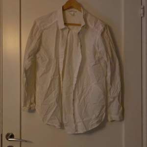 En vit enkel skjorta, i ett bra skick. Från H&M i storlek 36.