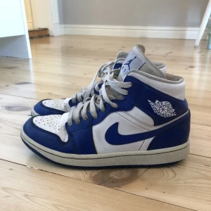 Air jordan 1 mid Kentucky blue - Köpta på restocks (dem har fått två ”hål” på undersidan men inget som egentligen märks) nypris 2600 😁