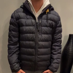 Jacka - Hej jag säljer min parajumper jacka i storlek 12-14 år den är i väldigt bra skick. Ny pris 4000 säljer för 2000+frakt pris kan diskuteras 