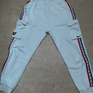 Vita Nike Mjukisbyxor - Riktigt sköna mjukisbyxor som är perfekta nu inför hösten och vintern. Storlek M och sitter bra som dem ska. Pris: 225, kan diskuteras vid snabb affär!