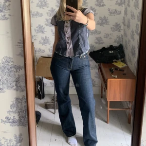 Levis 501 - För snygga Levisjeans som tyvärr är för tajta för mig. Tog dom från ett jobb jag hade men har endast använt en gång för att dom är för små. Byxorna är i modellen 501 och är i toppenskick