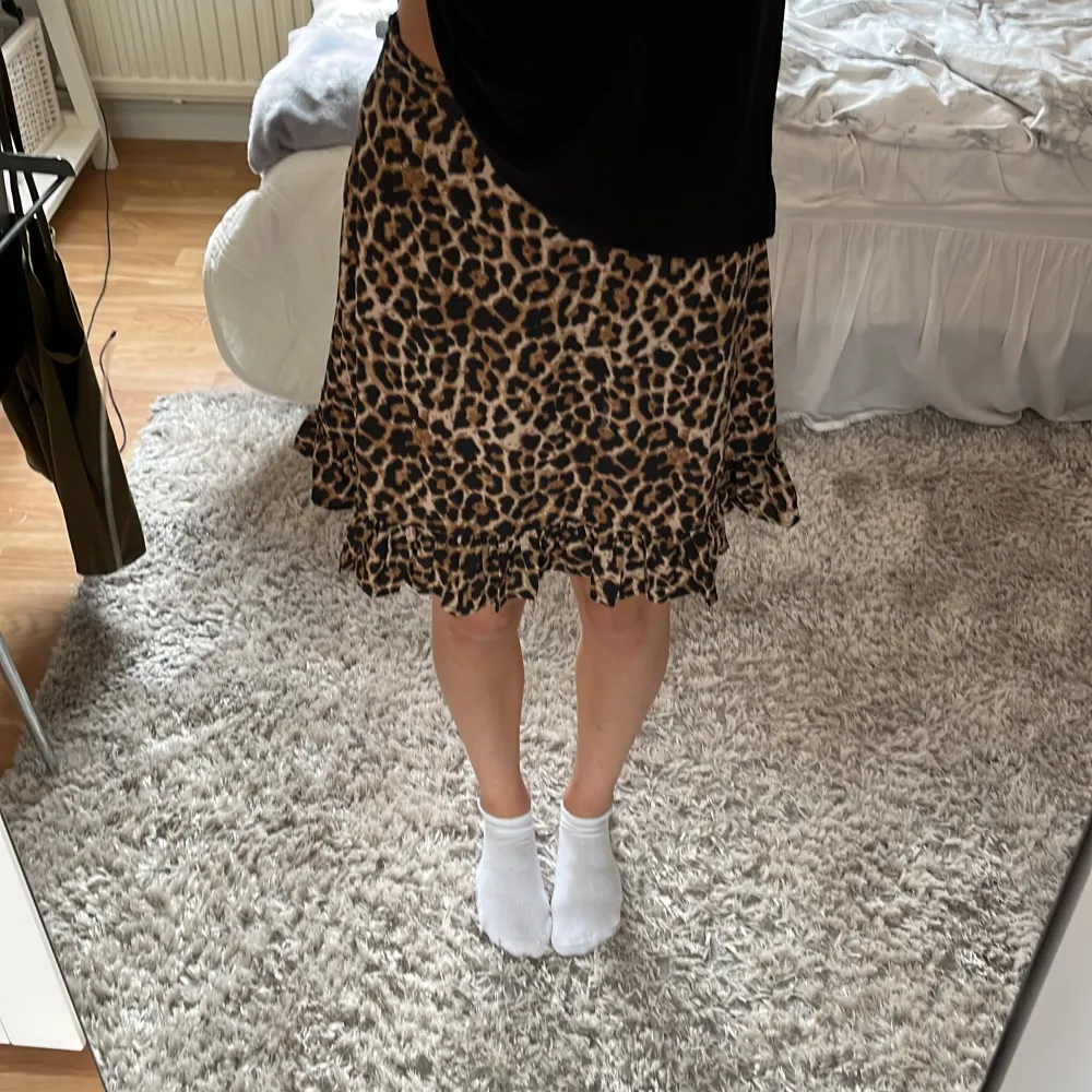 En fin leopard kjol från nakd💛🖤aldrig använd . Kjolar.
