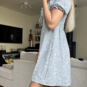 Sommarklänning  - Fin sommarklänning från missguided! Endast använt ett fåtal gånger