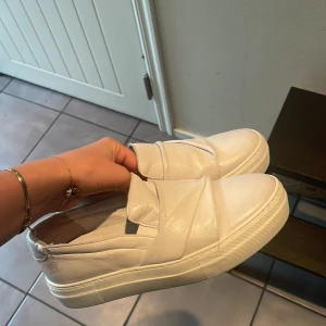 Vita skor  - Super fina vita skinn skor i bra skick💞