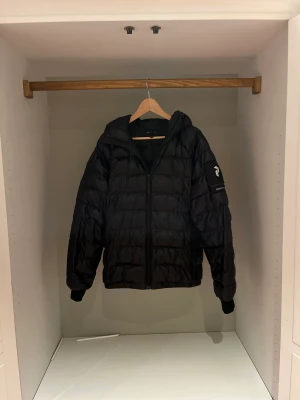 PEAK PERFORMANCE JACKA  - Lite tjockare Peak Performance jacka. Perfekt till hösten och vintern. Skick 7/10. Hör av er vid funderingar🤗