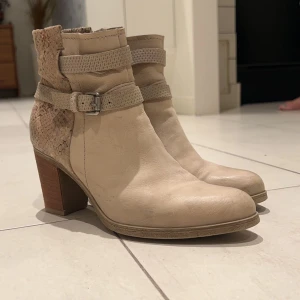 Klackskor  - Använt några gånger men i fint skick. 