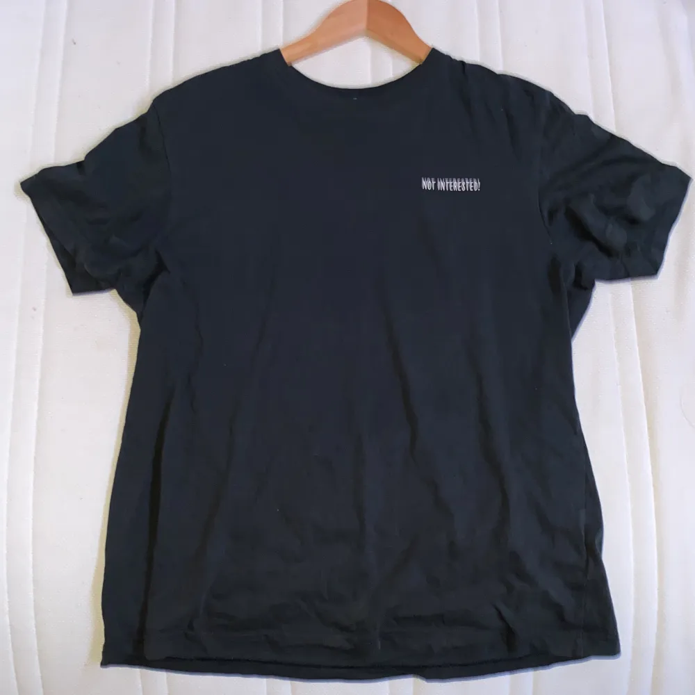 En vanlig svart t-shirt med Lisa från Simpson tryck på ryggen har aldrig varit i användning och är i en bra skick fortfarande storlek M/L. T-shirts.