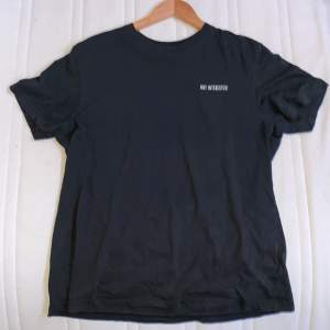 En vanlig svart t-shirt med Lisa från Simpson tryck på ryggen har aldrig varit i användning och är i en bra skick fortfarande storlek M/L