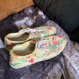 Sommarskor - Fina skor några skador kan inte använda längre 