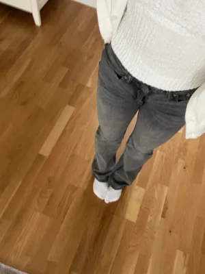 grå jeans bootcut/flare - säljer dessa super snygga grå jeans från gina tricot! de kommer inte till någon användning och är därför anledning till varför jag säljer, skriv ifall ni skulle vilja ha fler bilder eller information💕