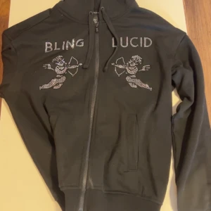 Bling lucid rhinestone zip - Riktigt fet zip hoodie från blinglucid. Skick 10/10, aldrig tvättad. Är för stor för mig. Passar folk som är 173-177 skulle jag säga.