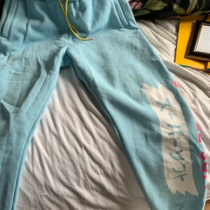 Coolshirtz ”very cool” ”bubble soft” byxor i storlek L (large)  - Ett par byxor som är ett set tillsammans med Very cool Hoodie (finns annons för den på min profil) kan köpas separat eller tillsammans, rabatterad pris om settet köps tillsammans! 