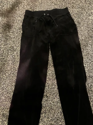 Juicy byxor  - Säljer mina gamla juicy byxor, pga för stora. Dom är inte så jätteslitna även fast jag använt dom mycket, skriv privat för mer info, priset kan diskuteras💕