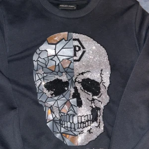 Philipp Plein Tröja - Har haft den sen vintras den är tunn men går ändå o ha när det är kallt ute. Den är väldigt skön material och jag älskade den när jag hadde den. Jag köpte den i Philipp Plein affären i Berlin för 4000kr. Vill helst ha 1000kr för den eller nåra byten.