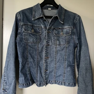 Jeansjacka  - Jeansjacka i storlek S. Har köpt den secondhand men den har inga tecken på användning⭐️