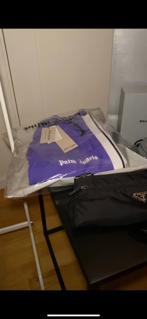 Palm Angels Track Pants - Palm angels trackpants köpa från Kaspers Heat, kvitto finns. Knappt använda och påse + tags finns kvar. Vill sälja snabbt så 1500kr är en ren steal!