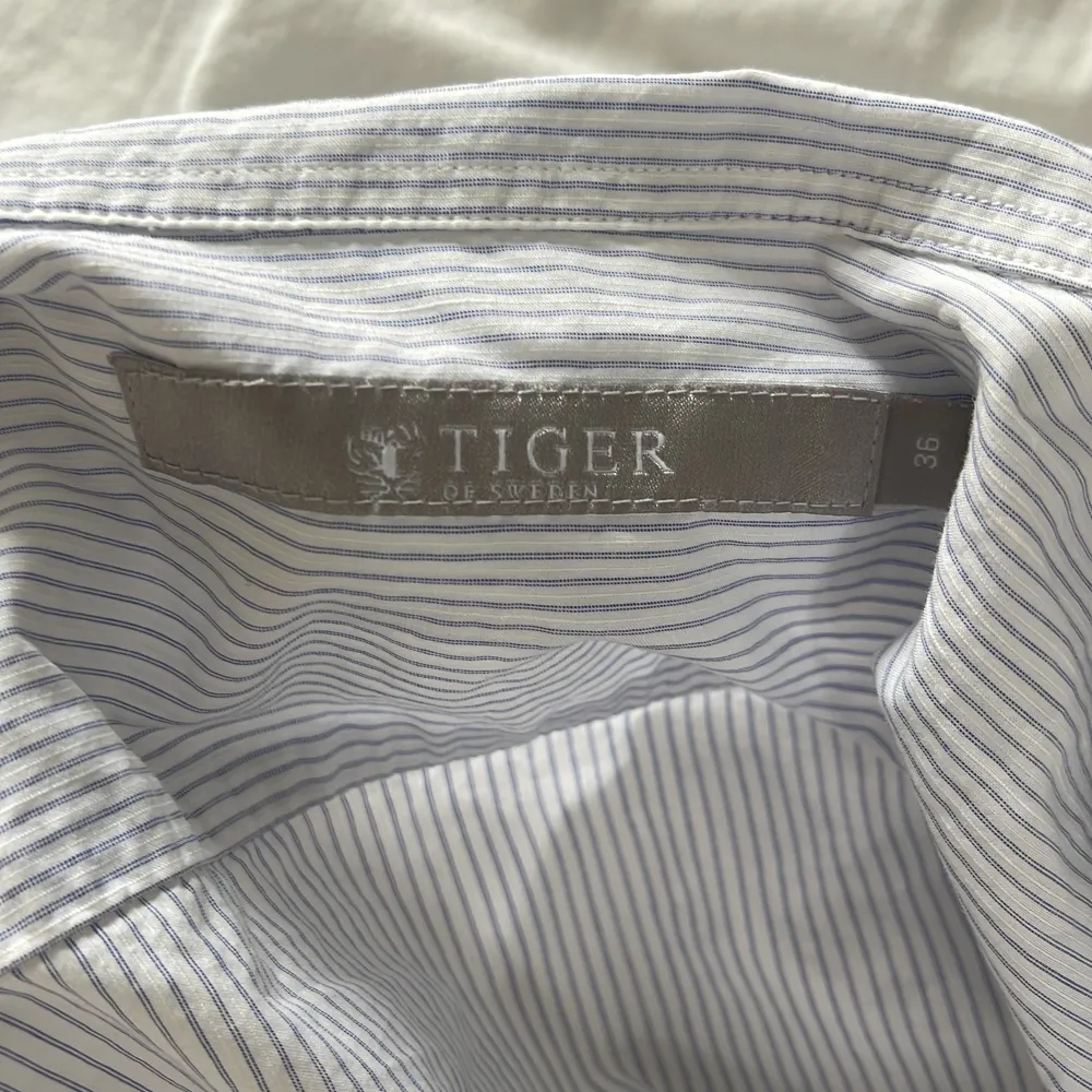 En fin skjorta nu till hösten från tiger of Sweden. Kommer inte till någon andvänig längre därför säljer jag! . Skjortor.