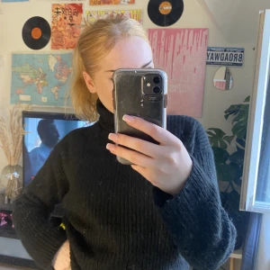 Stickad tröja, polo - (OANVÄND) !! En stickad tröja med polo krage, inte sån där stickad tröja som sticks utan den är super len och skön. Trivs inte i polokrage därav kom den inte till användning. Hoppas nån annan kan ha mer nytta av den!!🦋🌸