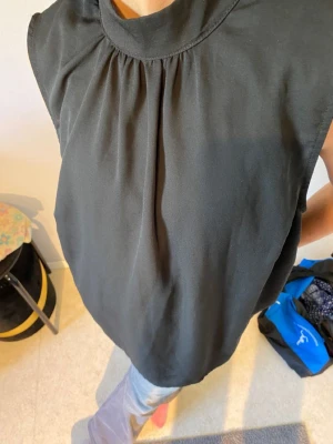 Blus - Blus som jag skulle gissa är i storlek S/M, är själv än xxs/xs då den är för stor för mig!