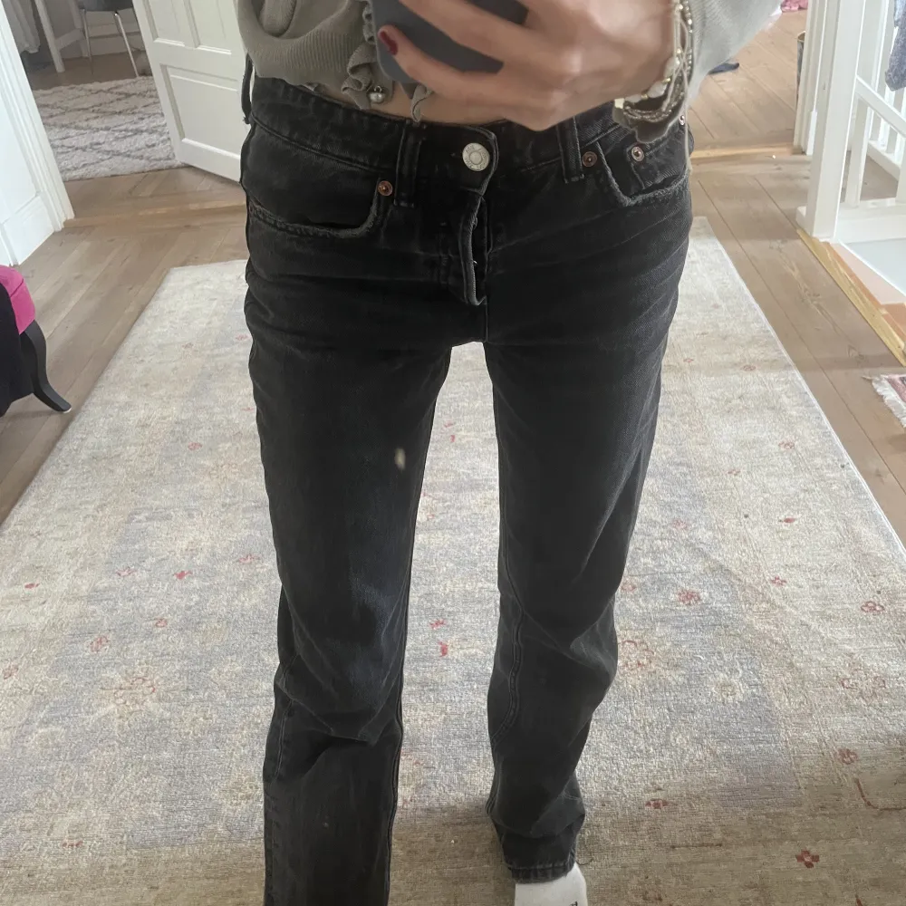 Svarta raka mid rise jeans från zara , bra skick . Jeans & Byxor.