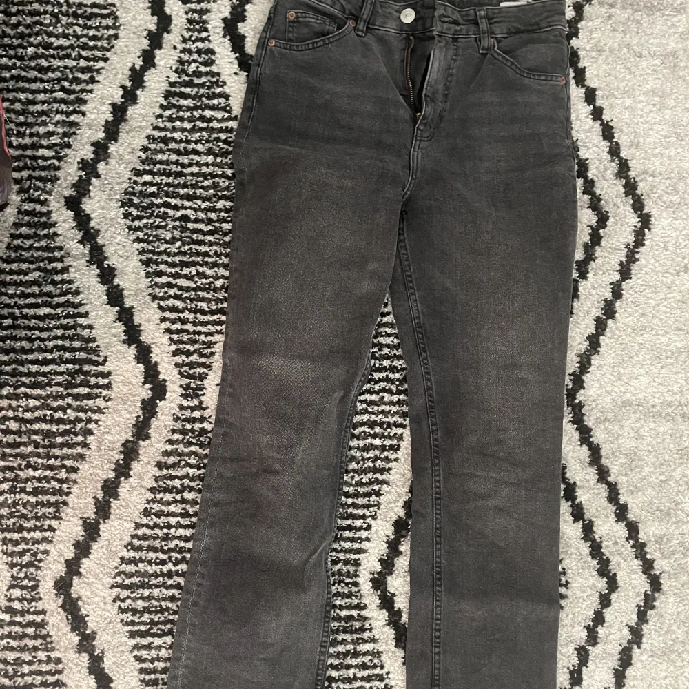 Mörkgrå högmidjade bootcut jeans med slits längst ned intill, storlek 38 men passar även s. Jeans & Byxor.