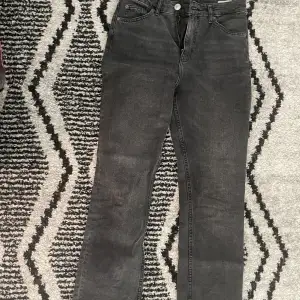 Mörkgrå högmidjade bootcut jeans med slits längst ned intill, storlek 38 men passar även s