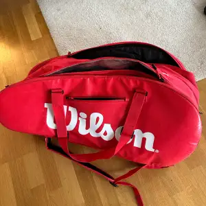 Tillhörande mitt tidigare försäljning av tennisrack. En fin Wilson tennisväska. Inga tecken på användning alls. Nypris 1395kr. Mitt pris 900. 