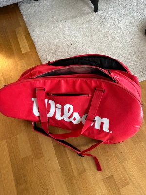 TENNISVÄSKA - Tillhörande mitt tidigare försäljning av tennisrack. En fin Wilson tennisväska. Inga tecken på användning alls. Nypris 1395kr. Mitt pris 900. 