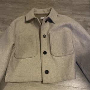 Beige kappa - Jätte fin beige kappa ifrån zara, säljer för att den inte kommer till användning, perfekt till hösten, storlek M men funkar som S💕 Säljer för 350 köpte för 450 men den är använd 3-4 gånger bara💗