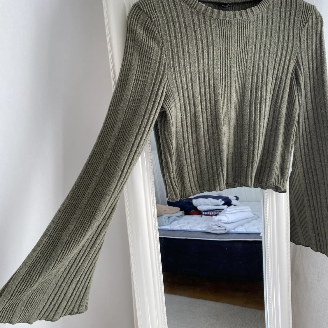 Tröja med trumpetärmar - 90