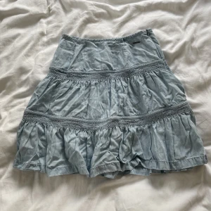 blå kjol - ljusblå kjol i lite denimaktigt material, jättefin men den är tyvärr för liten för mig som brukar ha S-M i kjolar 💓💓