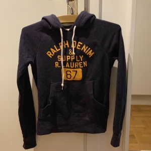 Ralph Lauren Hoodie denim&supply - Mörkblå RL hoodie i XS mer som en XXS. Köpt i USA 