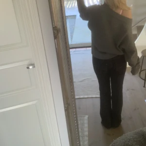 Mörkblå jeans  - Mörkblå jeans som är jätte fina men inte kommer till användning!💞 står ingen storlek men skulle säga att dom sitter som S i storleken!