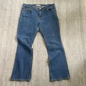 Levis 515 bootcut jeans! Fint vintageskick! Lite slitning i skrevet och lagning som syns på bild 3, size 34/32 