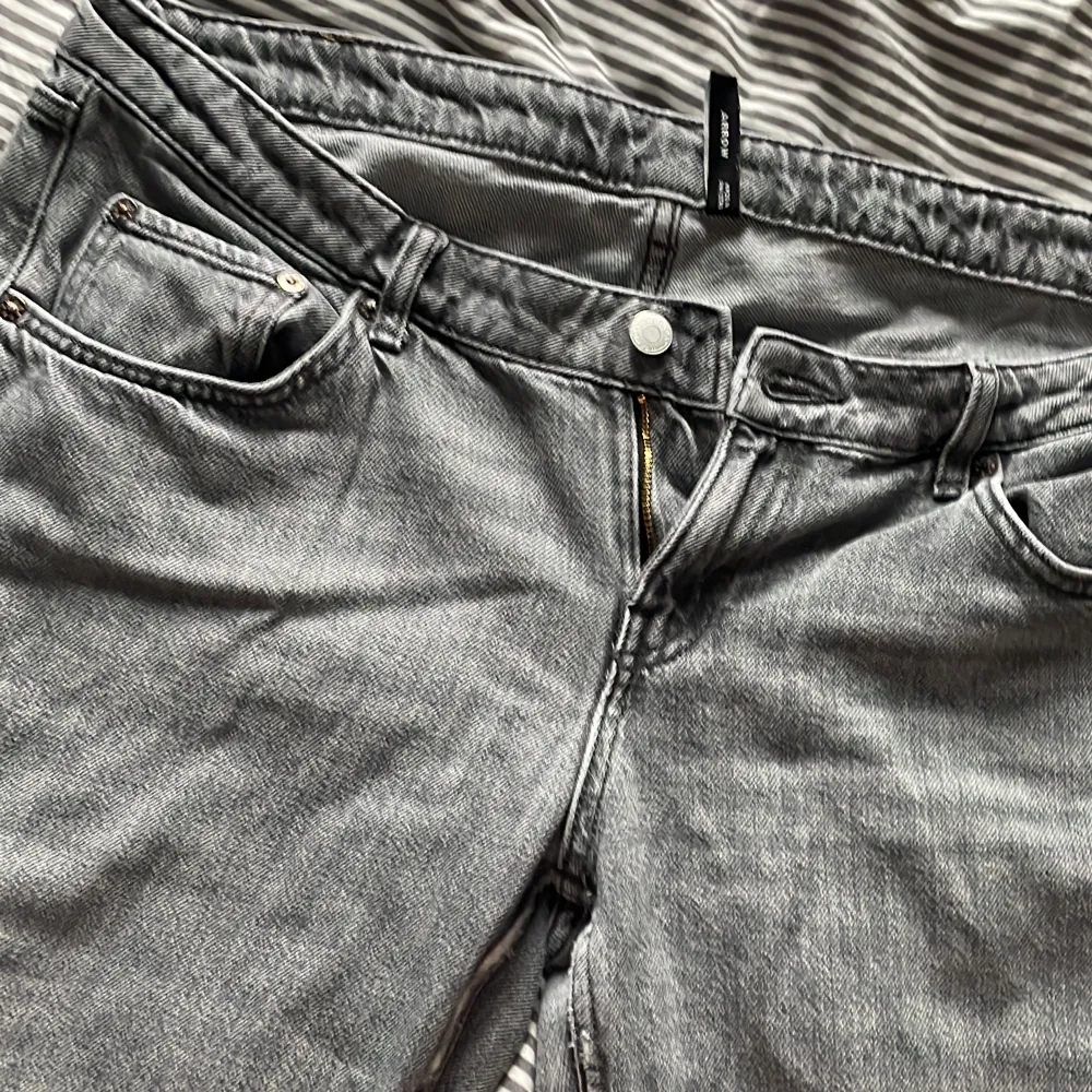 Gråa lågmidjade jeans från weekday står ingen storlek men midjemåttet rakt över är 47cm, dom är raka i benen. Jeans & Byxor.