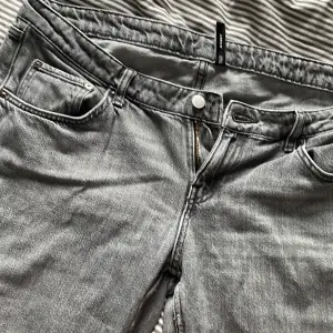 Gråa lågmidjade jeans från weekday står ingen storlek men midjemåttet rakt över är 47cm, dom är raka i benen