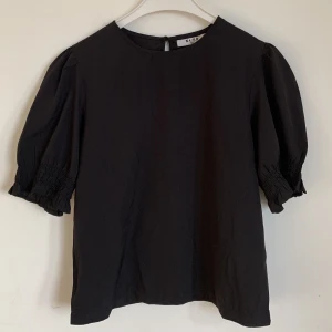 Svart blus - Svart blus från NA-KD i perfekt skick <3 Alla plagg jag säljer tvättas en extra gång och strycks innan de skickas :D Skriv för fler bilder eller frågor! 💘