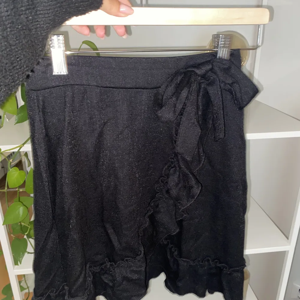 Svart kjol från Ginatricot som är för liten och inte kommer till användning!🩷 bra skick. Kjolar.
