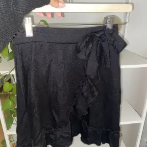 Svart kjol från Ginatricot som är för liten och inte kommer till användning!🩷 bra skick
