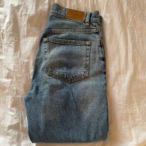 Jeans från Gina Tricot, i fint skick. Använda något fåtal gånger men inga som helst defekter. Säljer pga att de har blivit för stora. Storlek 36. Köpta för 599kr men säljer nu för 250kr 💕