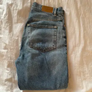Jeans från Gina Tricot, i fint skick. Använda något fåtal gånger men inga som helst defekter. Säljer pga att de har blivit för stora. Storlek 36. Köpta för 599kr men säljer nu för 250kr 💕
