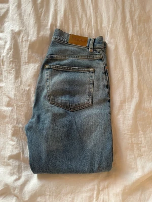 Gina jeans - Jeans från Gina Tricot, i fint skick. Använda något fåtal gånger men inga som helst defekter. Säljer pga att de har blivit för stora. Storlek 36. Köpta för 599kr men säljer nu för 250kr 💕