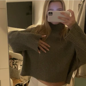 Stickad tröja  - Super fin och skön stickad tröja. Säljer pga kommer aldrig till användning. 💕