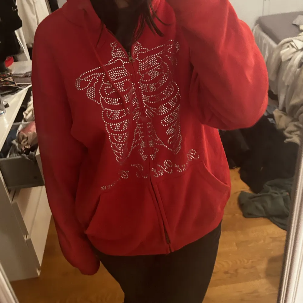 Säljer min rhinestone zip up hoodie från Best yet to come i röd. Knappt använd och köpt för 600kr, den säljs inte längre. Skriv för fler bilder eller om du har några frågor☺️Kan tänka mig att byta mot något!. Tröjor & Koftor.