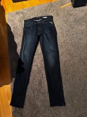 Replay jeans  - Replay anbass slim fit jeans.Jeansen är bara testade! Jeansen va felköp.Köptes för 1400kr.Har ingenting og därav priset! 😀