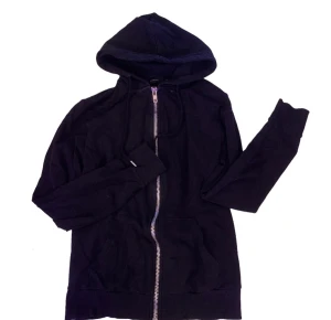 Zip up hoodie - Helt vanlig svart zip up hoodie från herravdelningen på lager 157. Snödriva använd då den är för liten!🖤