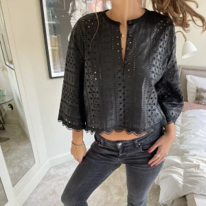 Sjukt snygg Zaratopp🖤✨🪩 - Sjukt snygg topp/blus från Zara i läderimitation!!🪩✨🖤 perfekt till middagar eller fest🫶